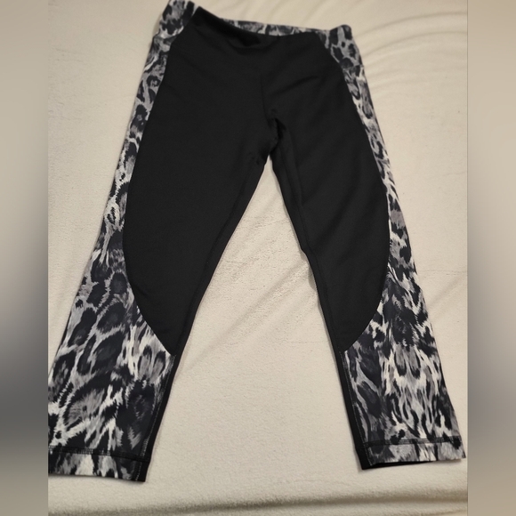 Workout Clothing Lot Size Medium - Picture 8 of 11